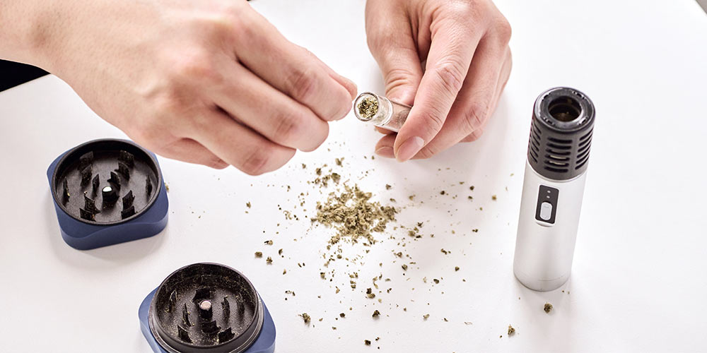 Filling vaporizer chamber with cannabis